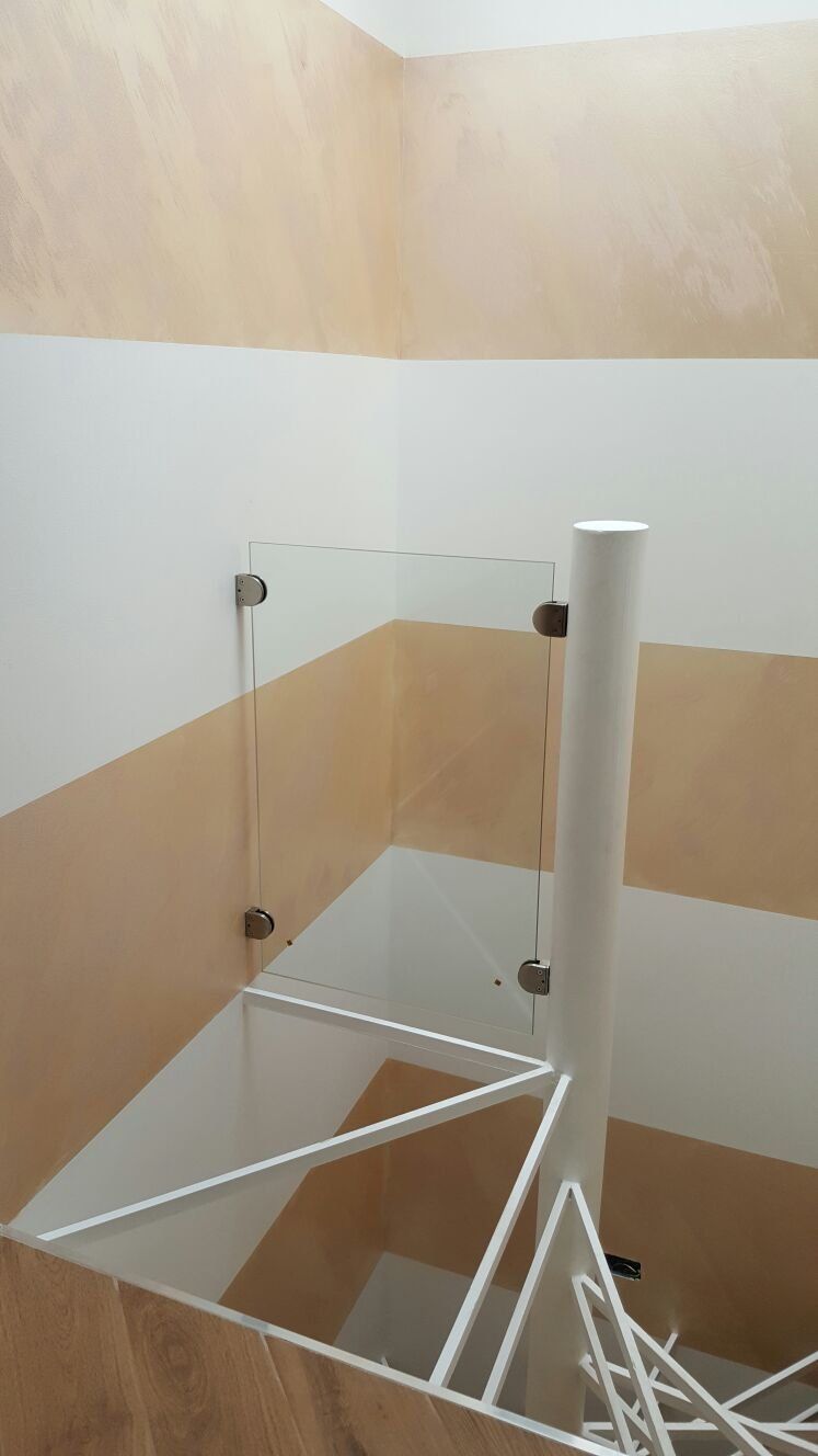 installazione di parapetto in vetro per scala a chiocciola