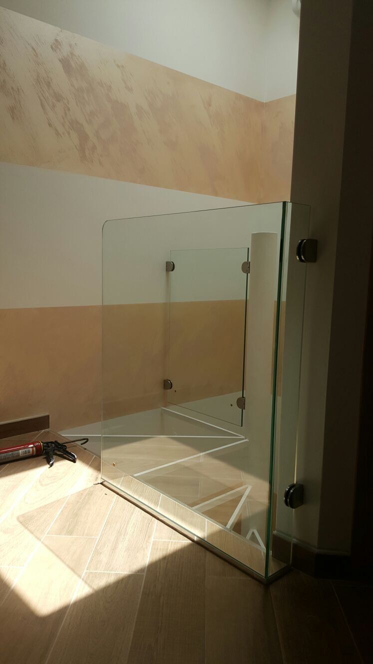 scala a chiocciola con balaustra in vetro