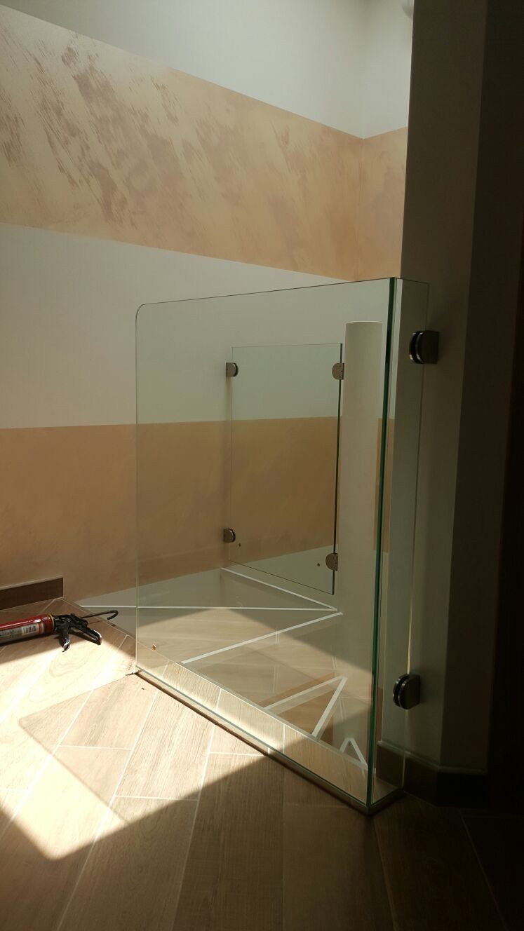 scala a chiocciola con balaustra di vetro