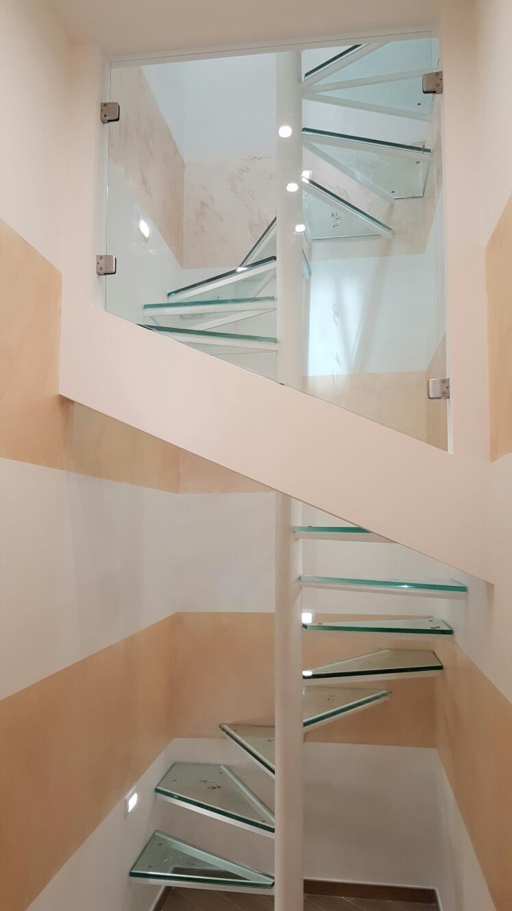 posa di gradini in vetro per scala a chiocciola