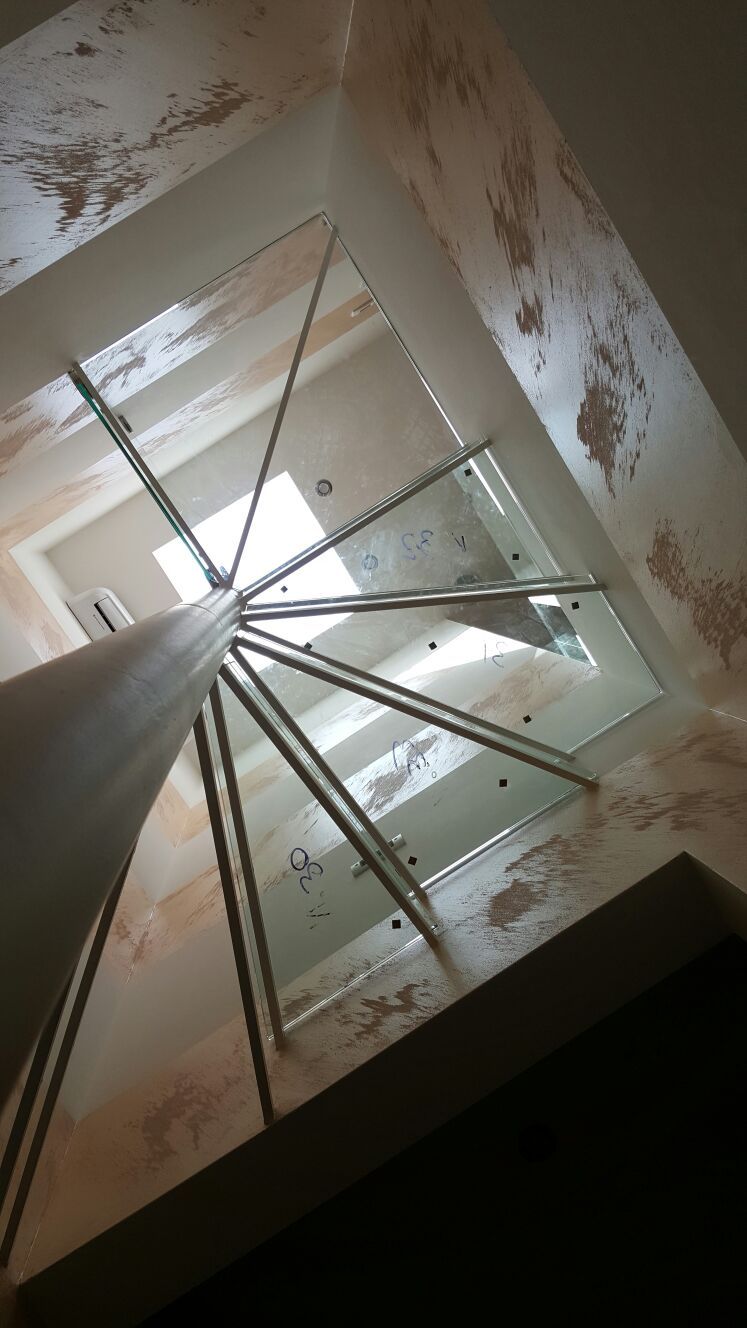 posa di scalini in vetro per scala a chiocciola