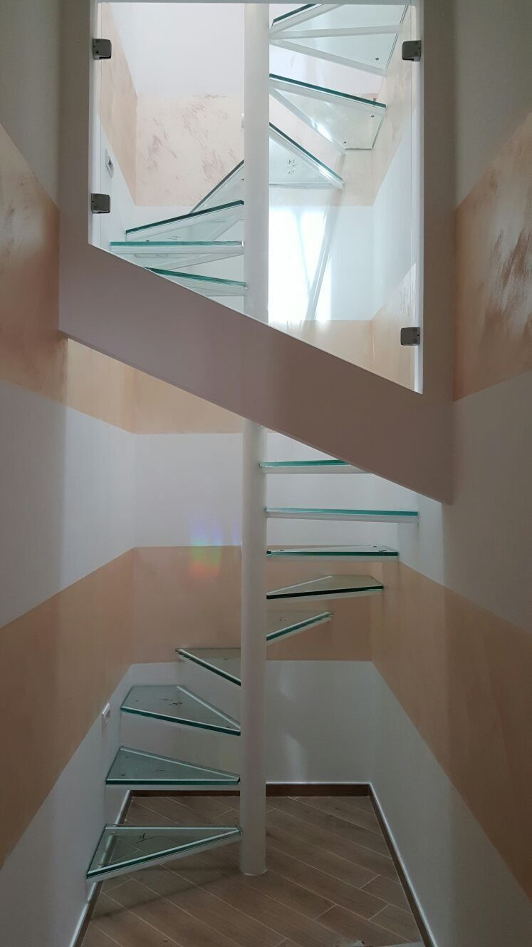 scale a chiocciola in vetro di nuova installazione