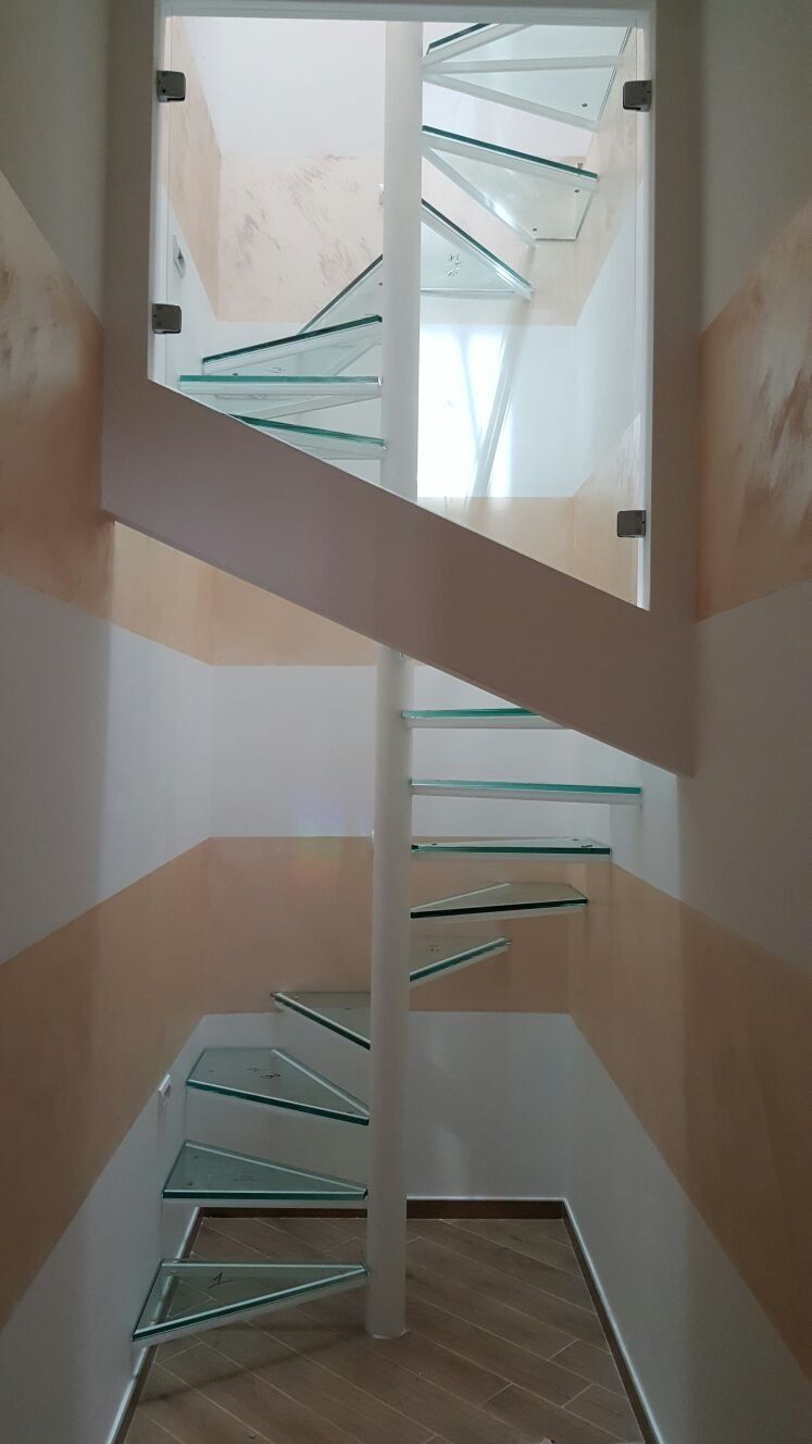 corridoio con scale a chiocciola fatte in vetro