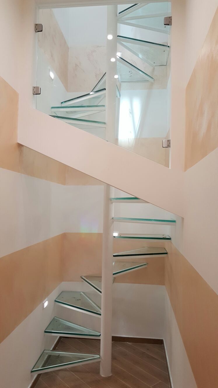 corridoio con scale a chiocciola realizzate in vetro