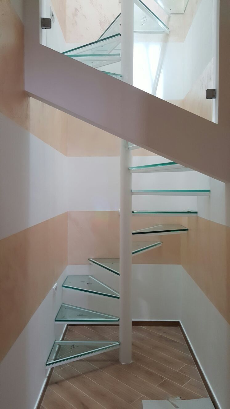 piccola scala a chiocciola in vetro