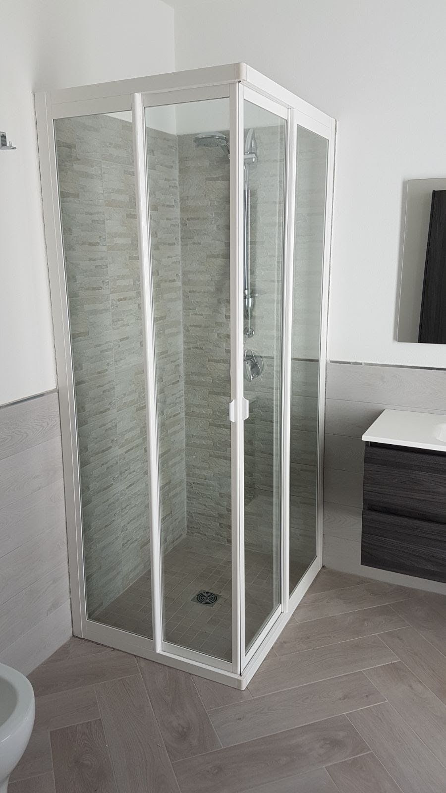 cabina doccia con pareti in vetro scorrevole