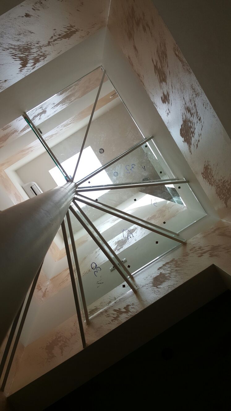 posa di scale in vetro