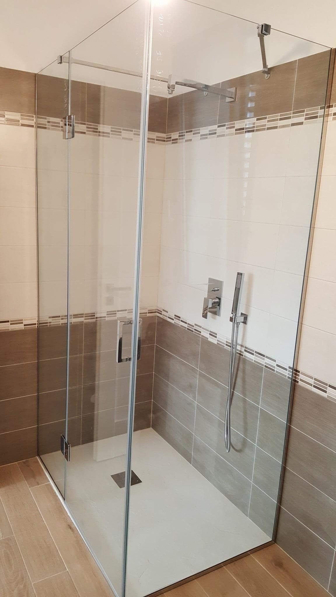 bagno con box doccia con pareti in vetro