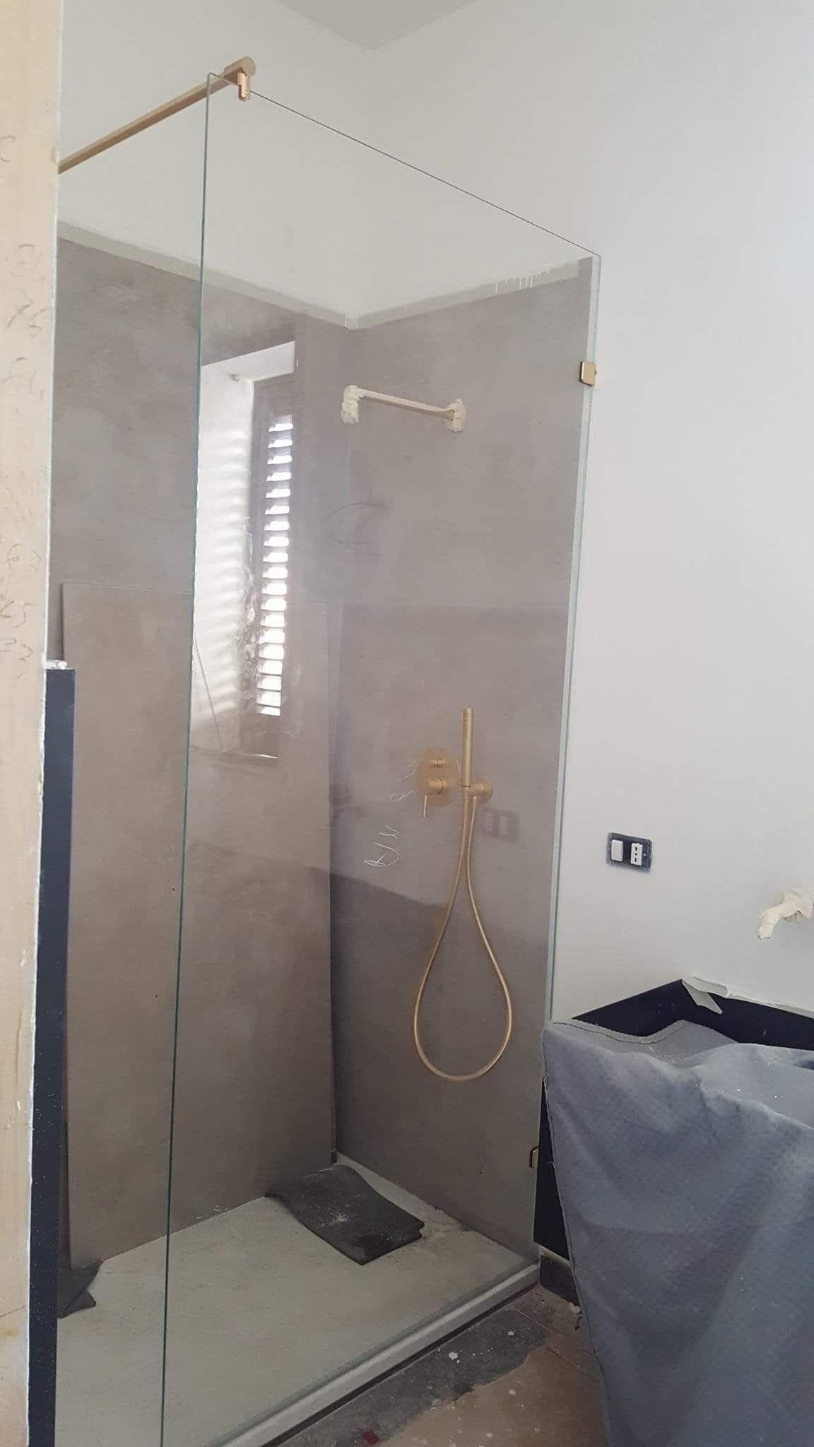 installazione di una parete divisoria in vetro per doccia