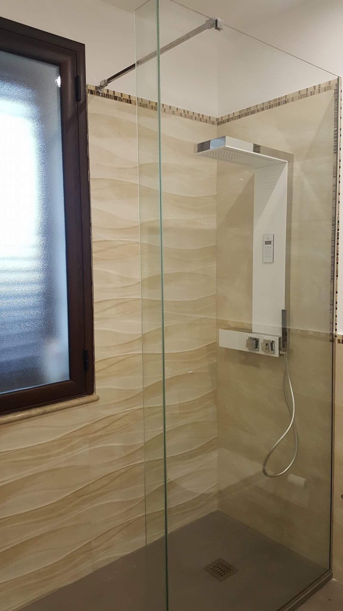 cabina doccia con pareti in vetro