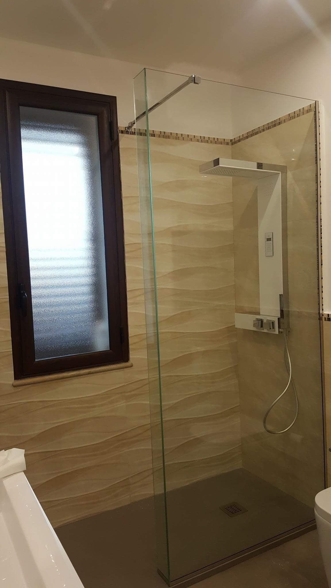 doccia con parete in vetro