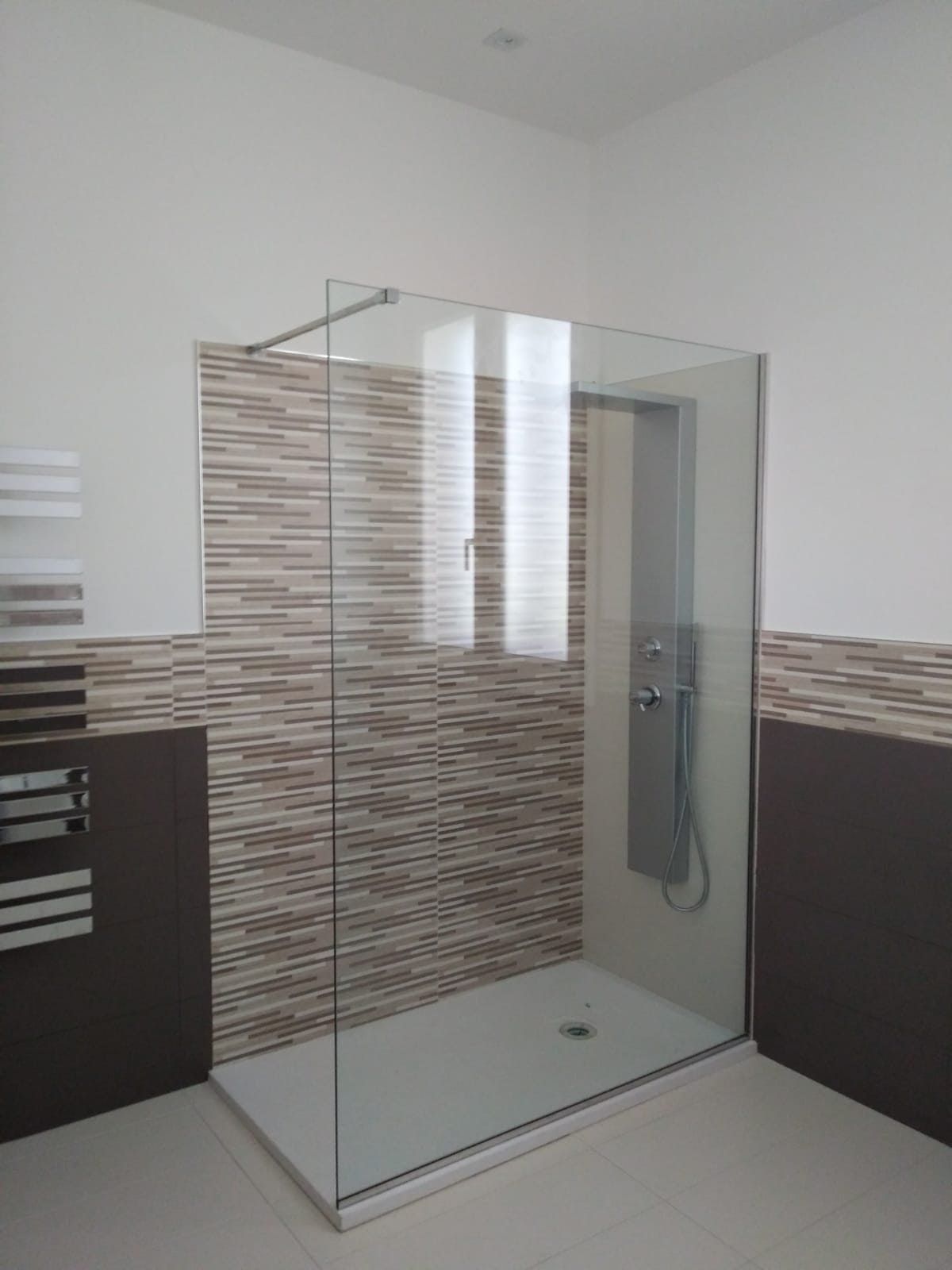ampio spazio doccia con parete divisoria