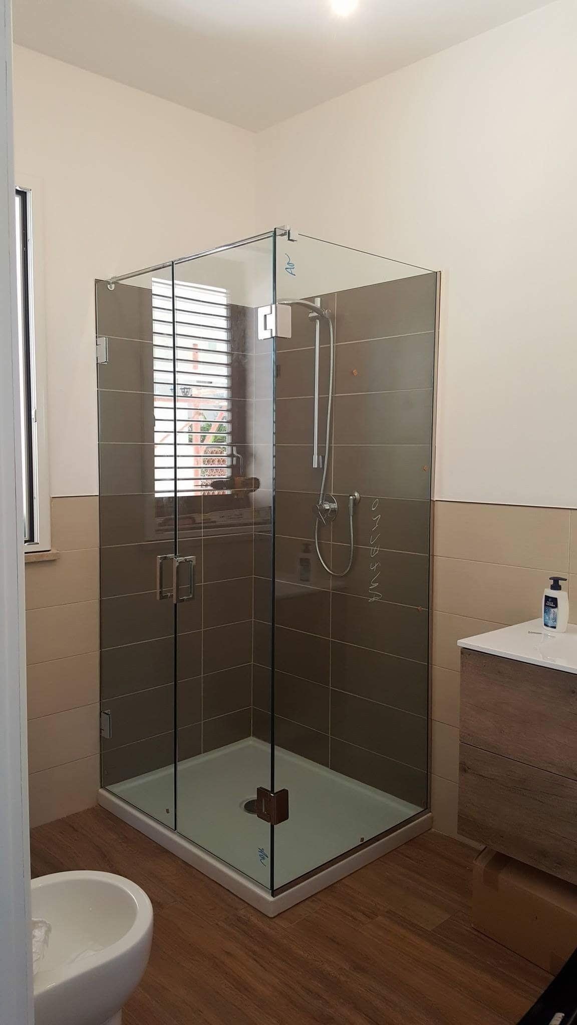 cabina doccia con porta in vetro temperato