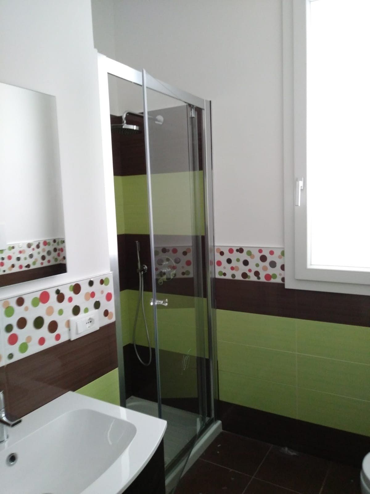 angolo doccia con pareti in vetro scorrevole