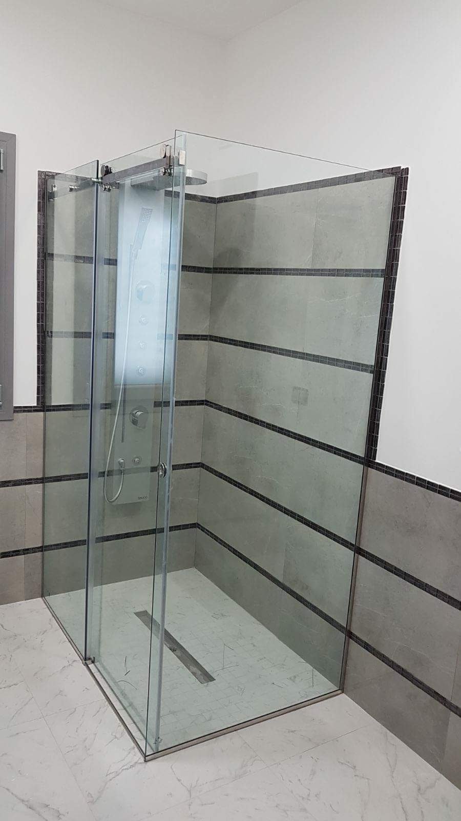 ampio box doccia con pareti in vetro