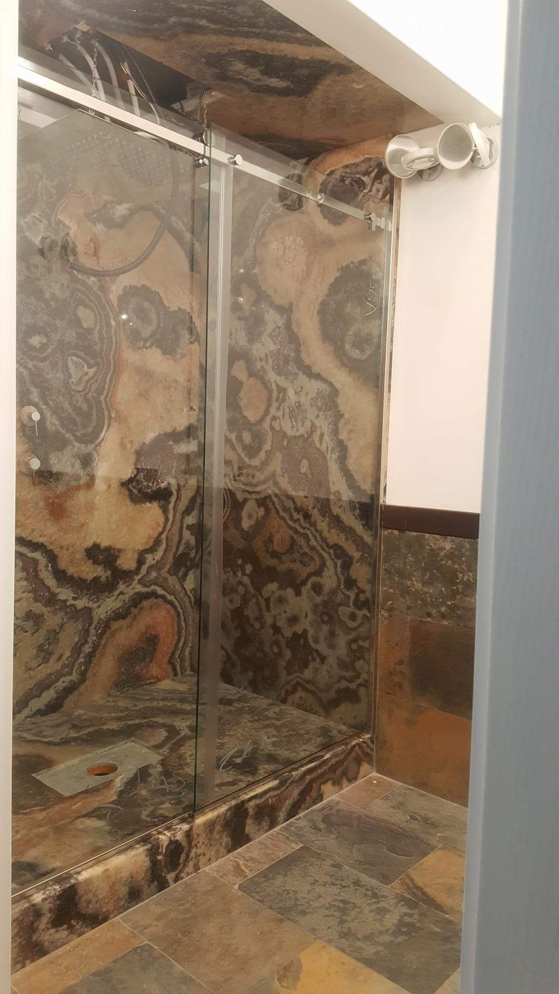 box doccia in vetro e marmo