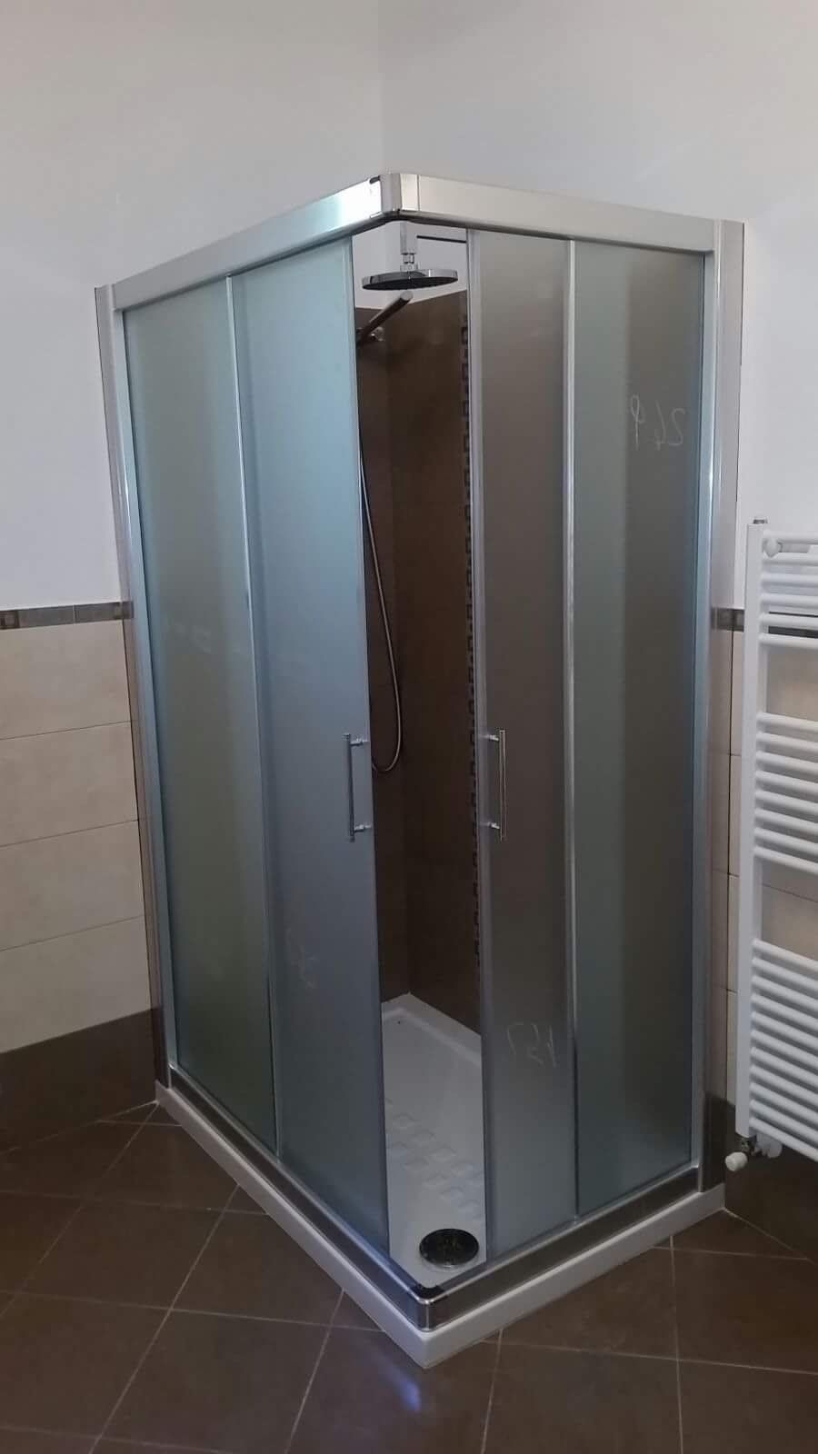 box doccia con porta scorrevole in vetro