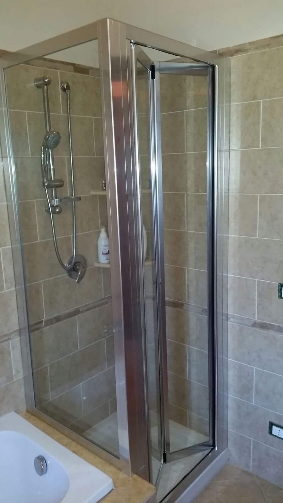 box doccia con porta a pieghevole