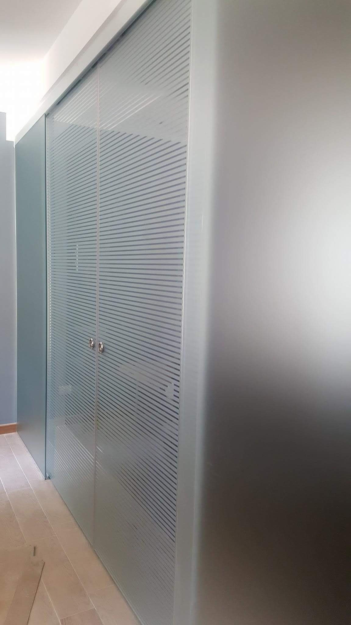 corridoio con porte in vetro temperato