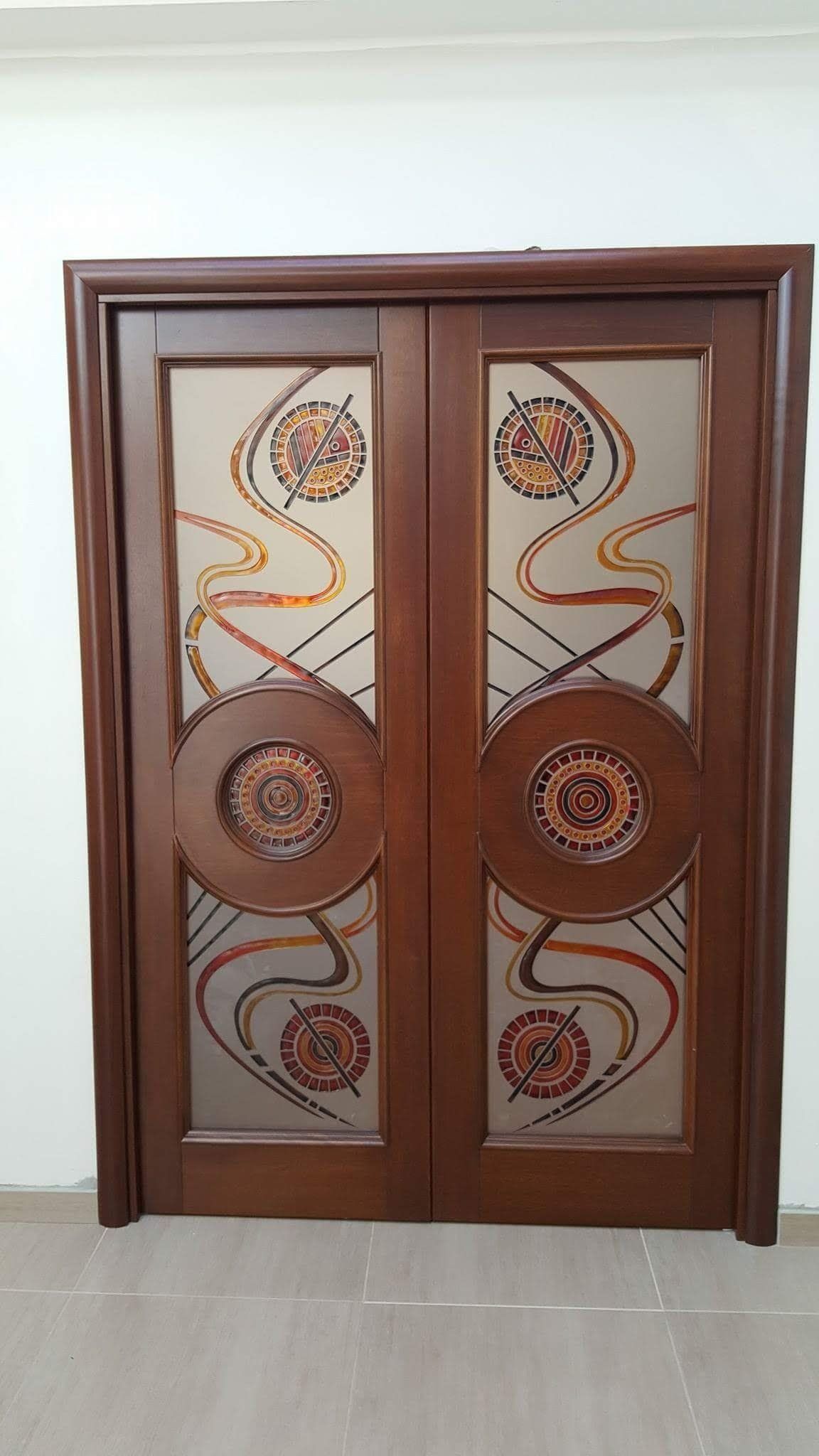 doppia porta in legno e vetro decorata