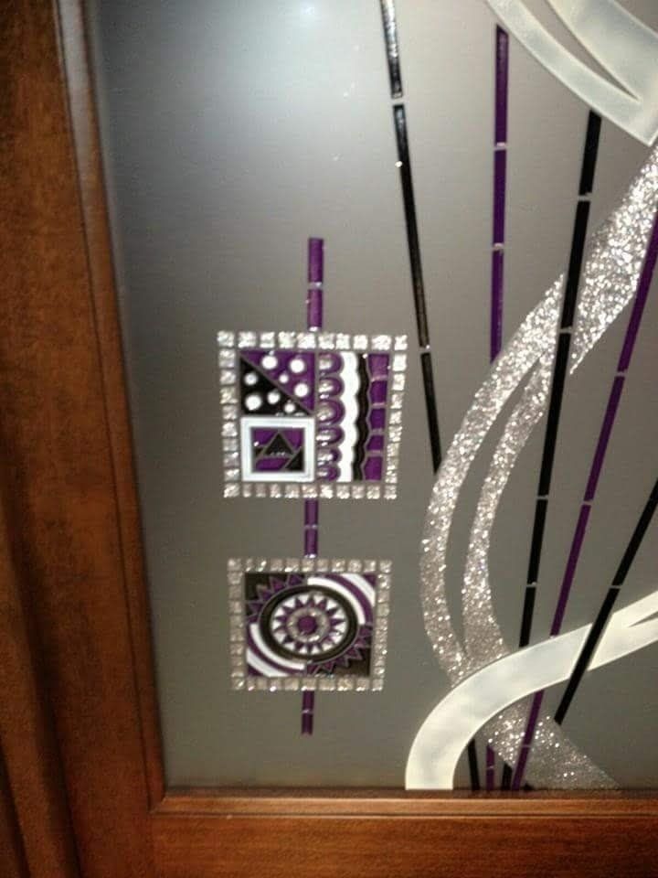 dettaglio decorazione porta in legno e vetro