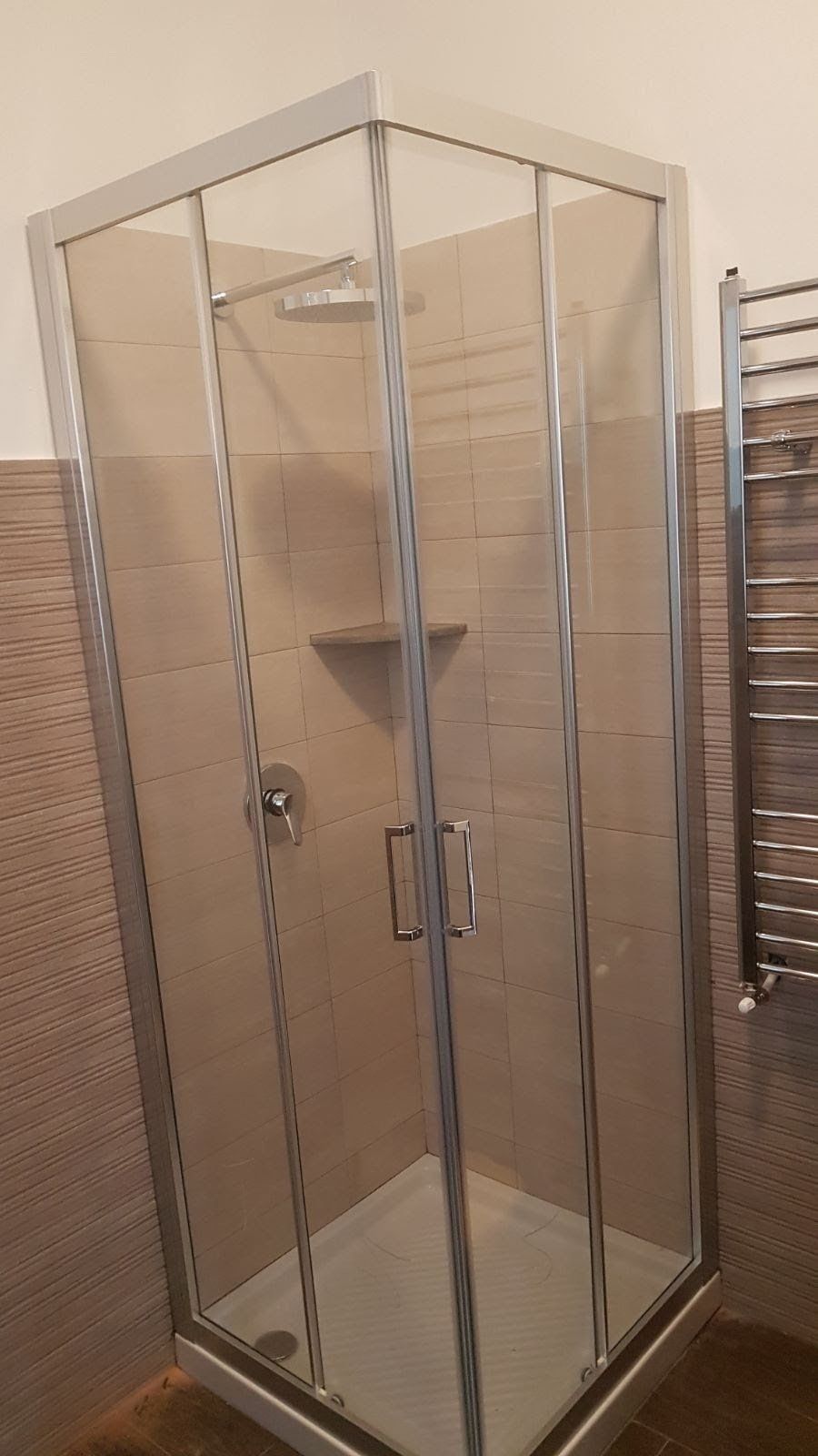 box doccia in vetro trasparente e alluminio