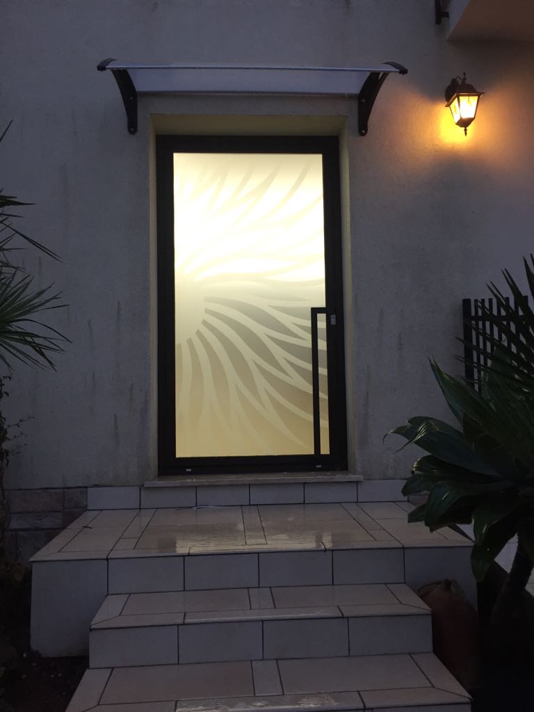 porta di ingresso in vetro decorato