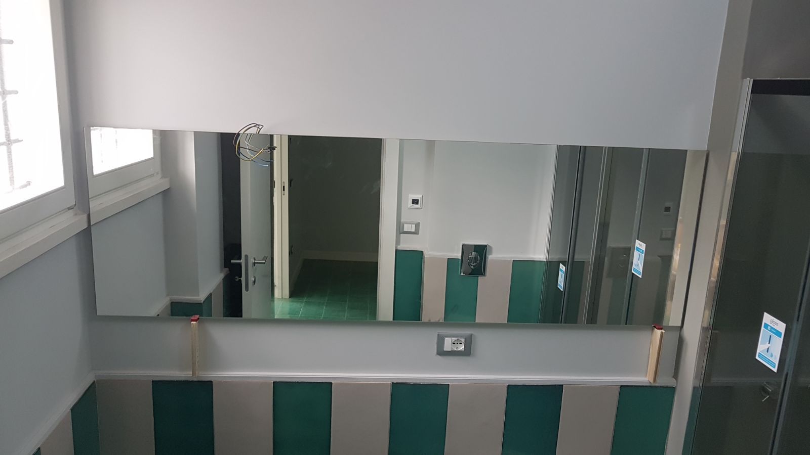 installazione specchio rettangolare in bagno