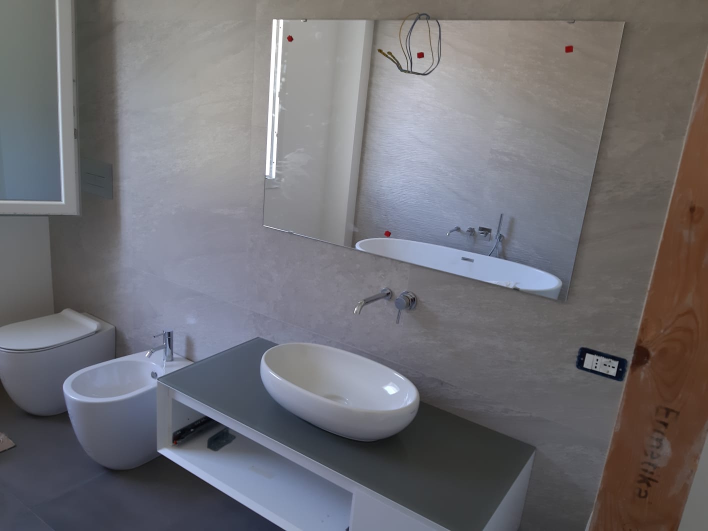 installazione specchio rettangolare per il bagno