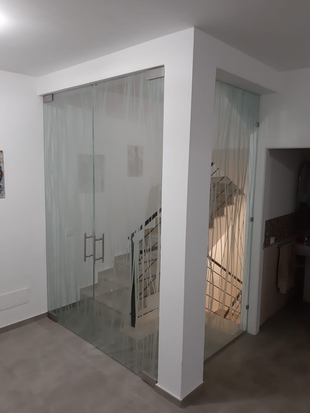 porta in vetro con decorazioni