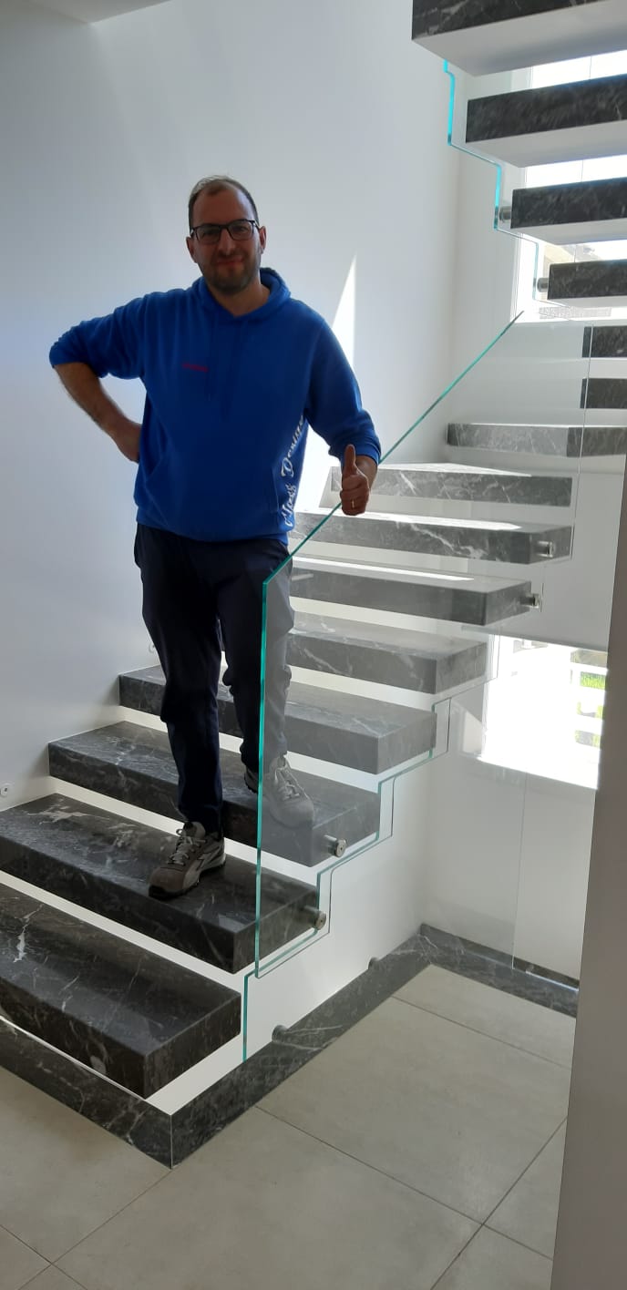 installazione parapetto in vetro per scale in marmo