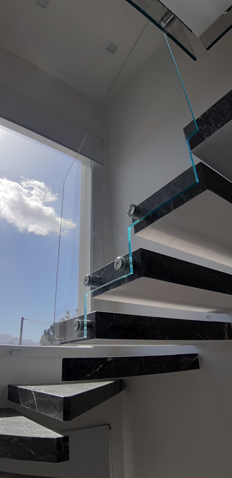 scale sospese in marmo con parapetto in vetro temperato