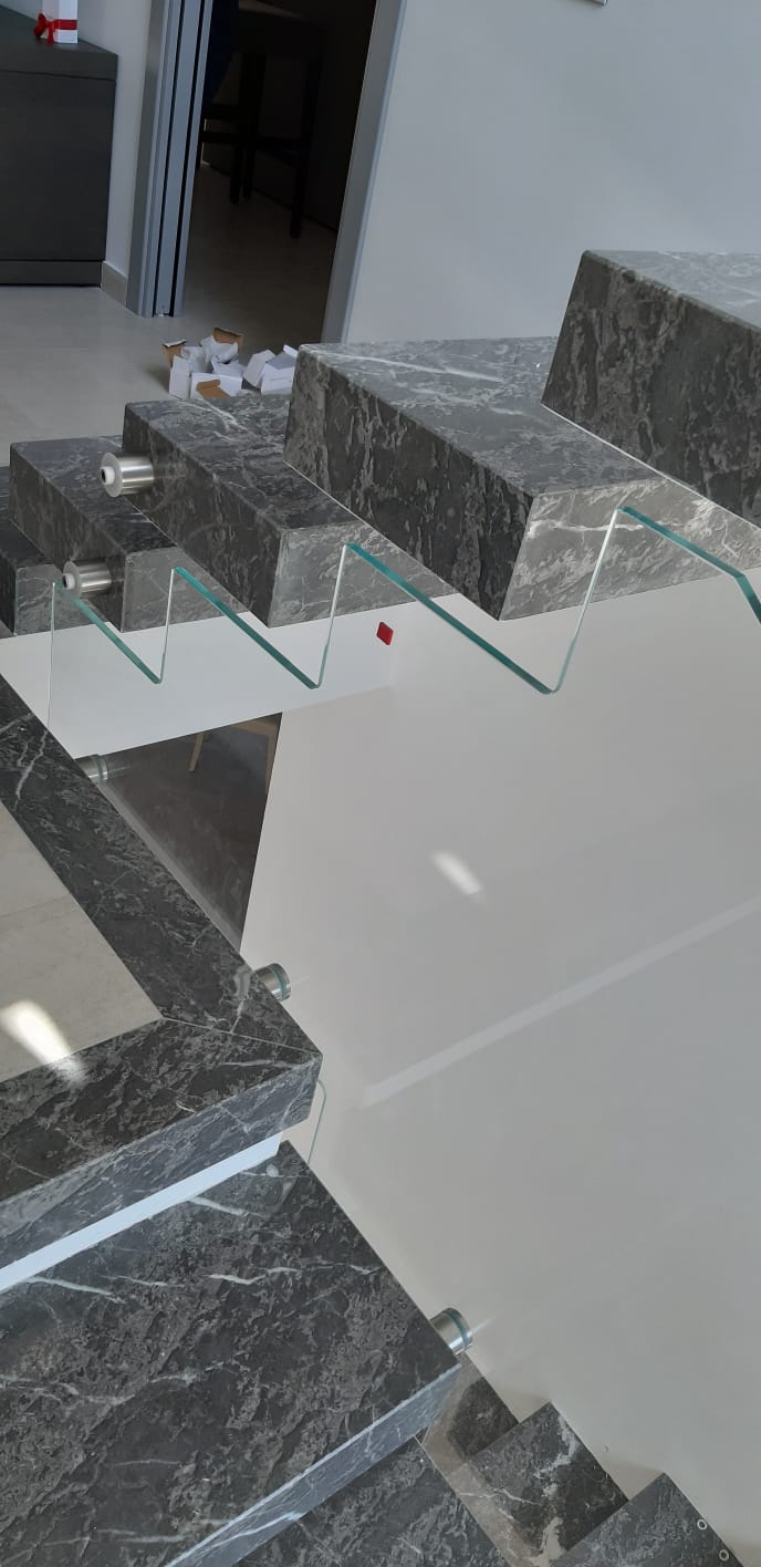 scale in marmo con parapetto in vetro
