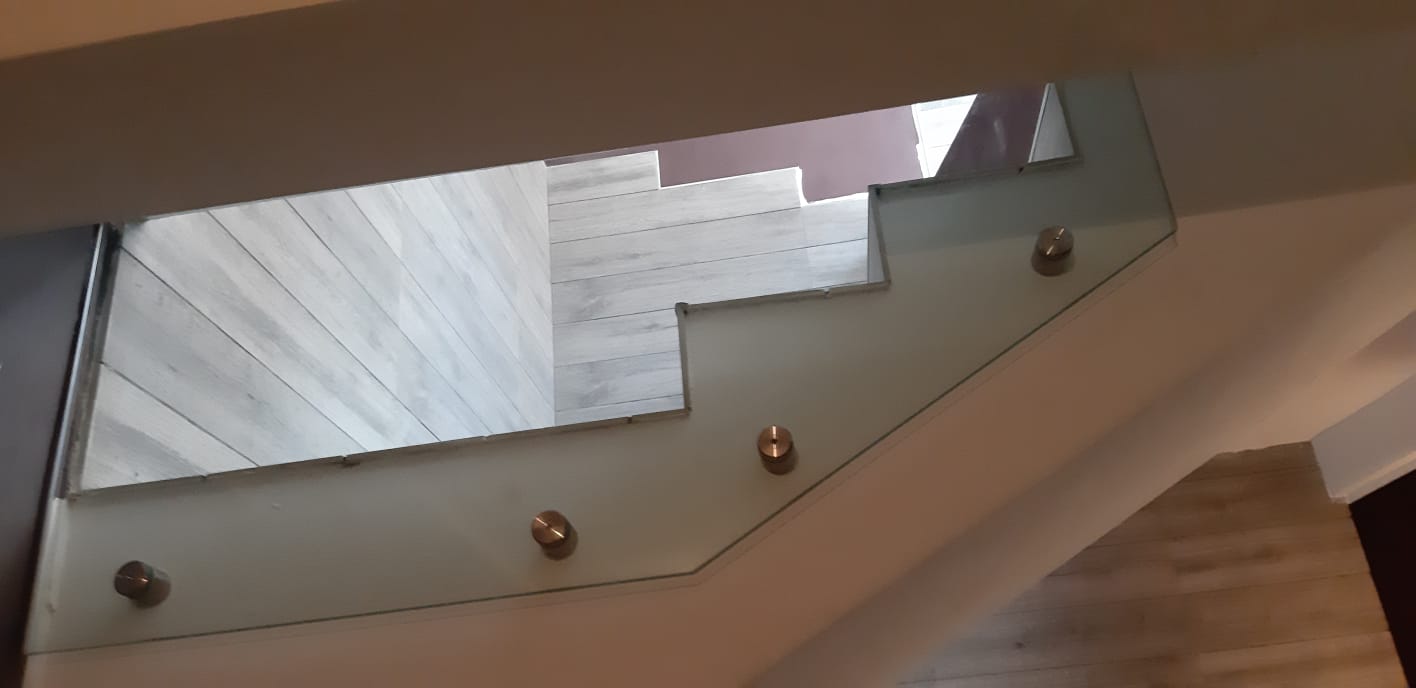 dettaglio scale con parapetto in vetro