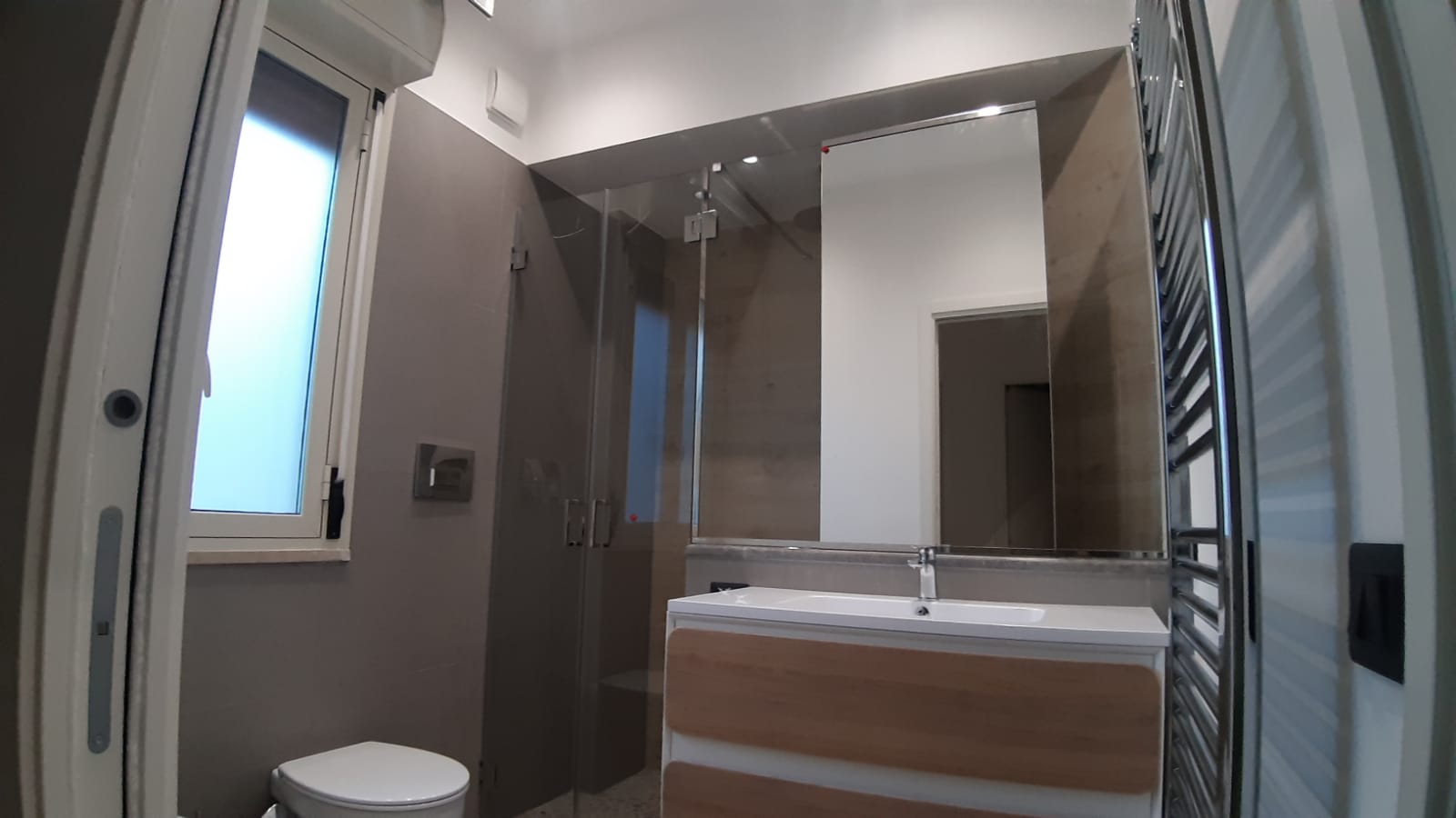 ampio box doccia in vetro