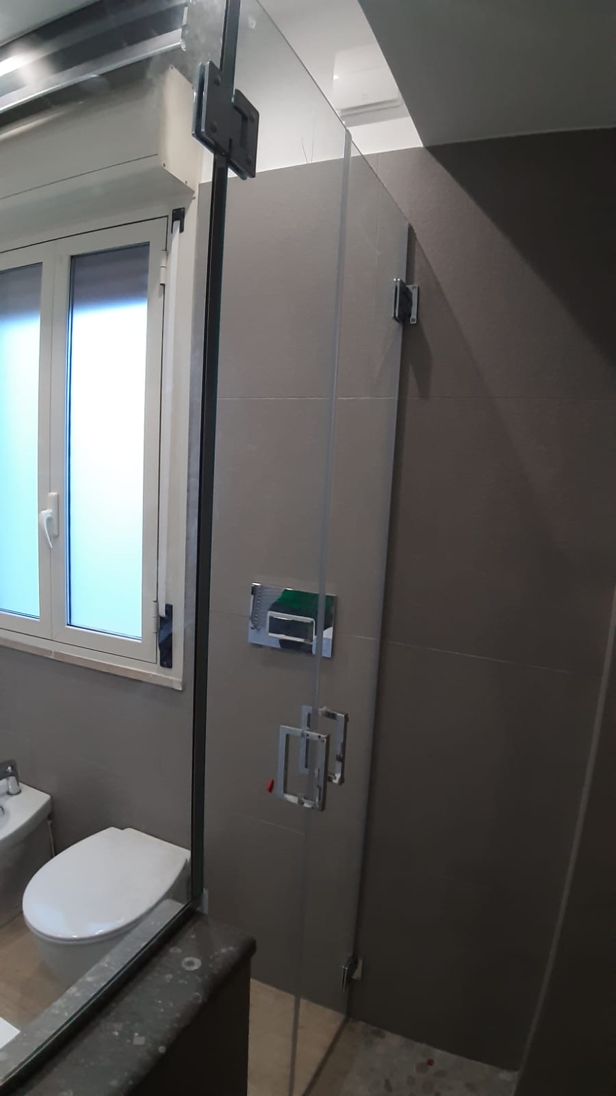 box doccia in marmo con porta in vetro