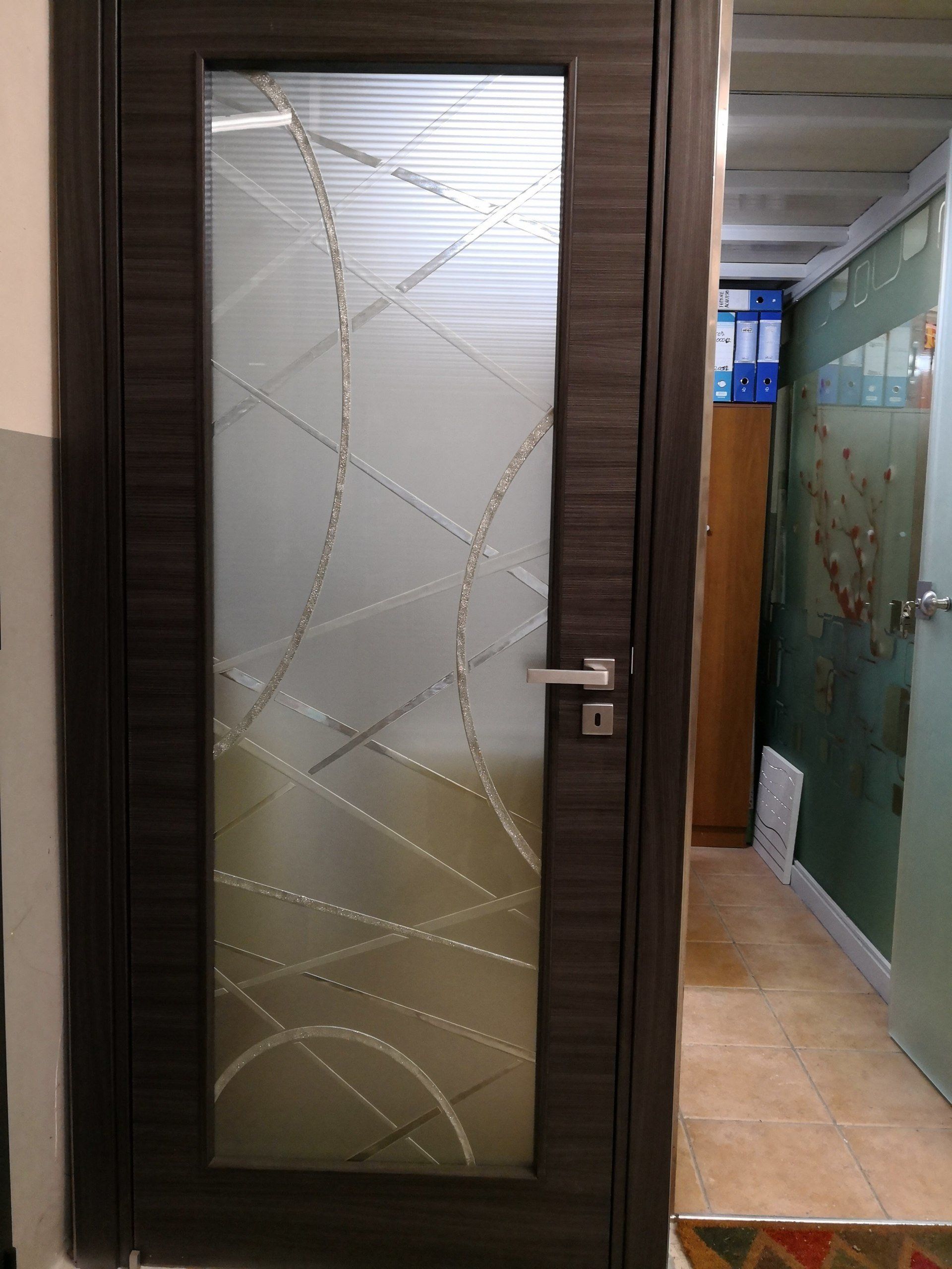 porta in legno e vetro con decorazioni artistiche