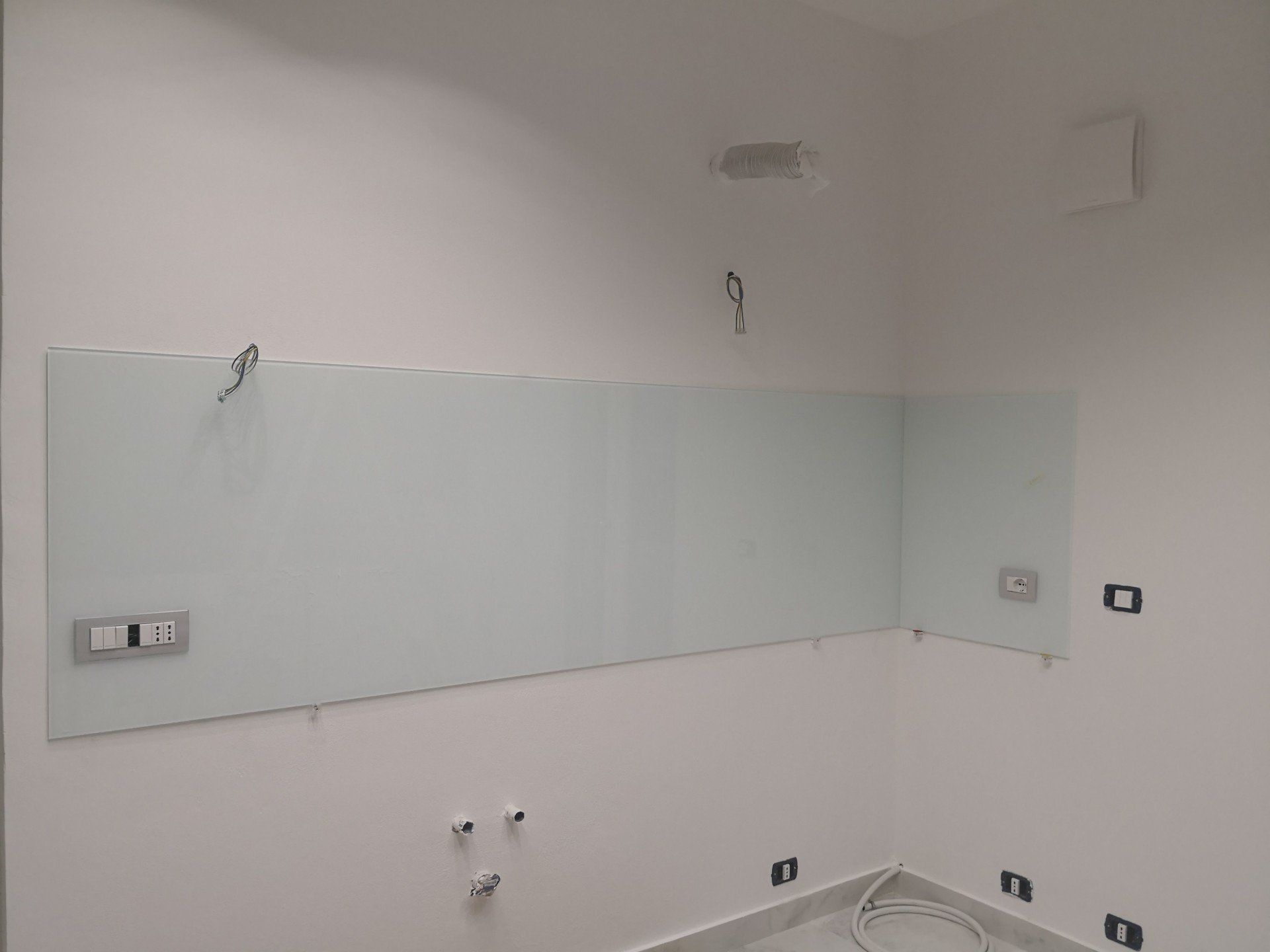 installazione paraschizzi per cucina