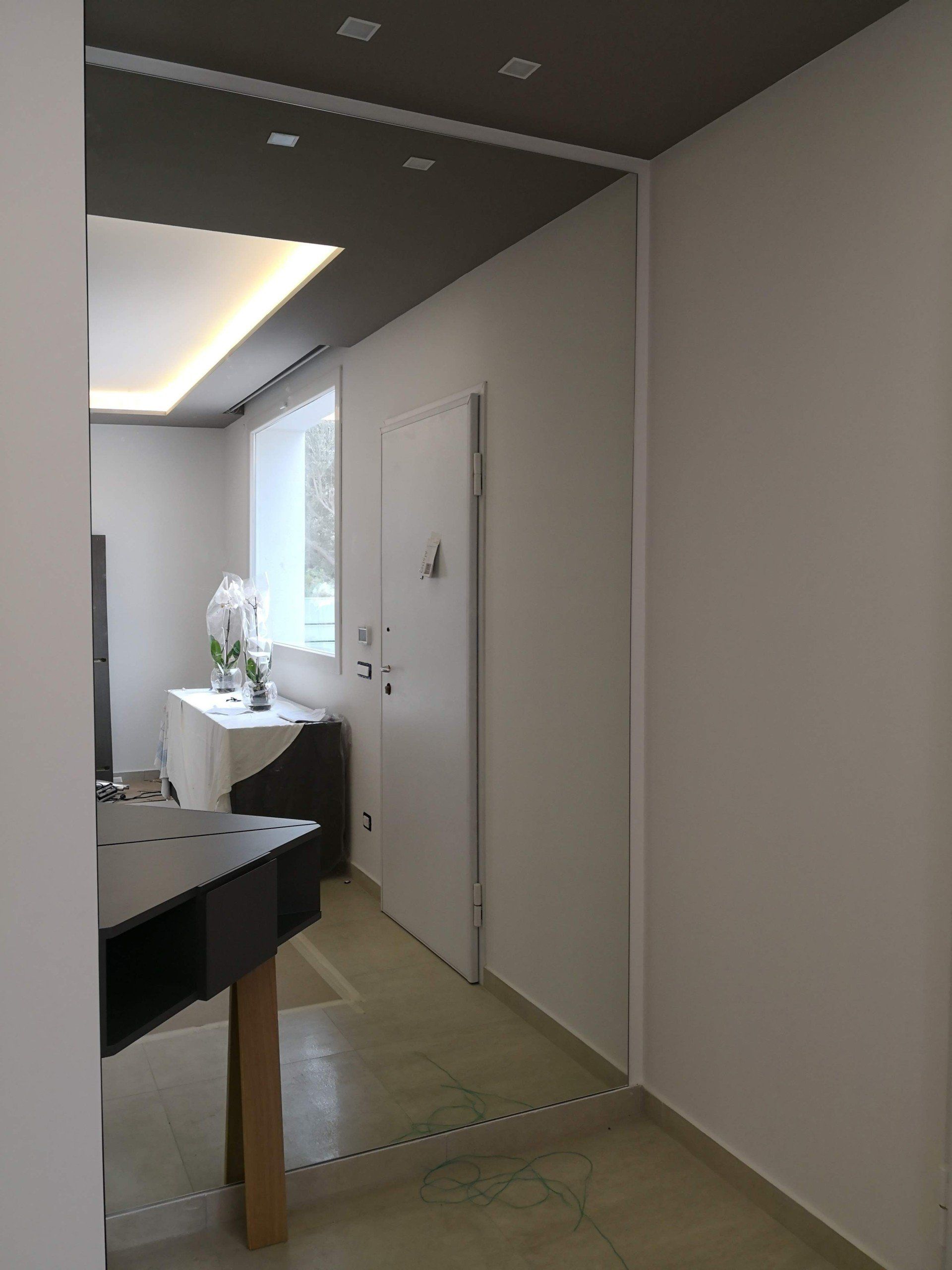 corridoio con parete a specchio