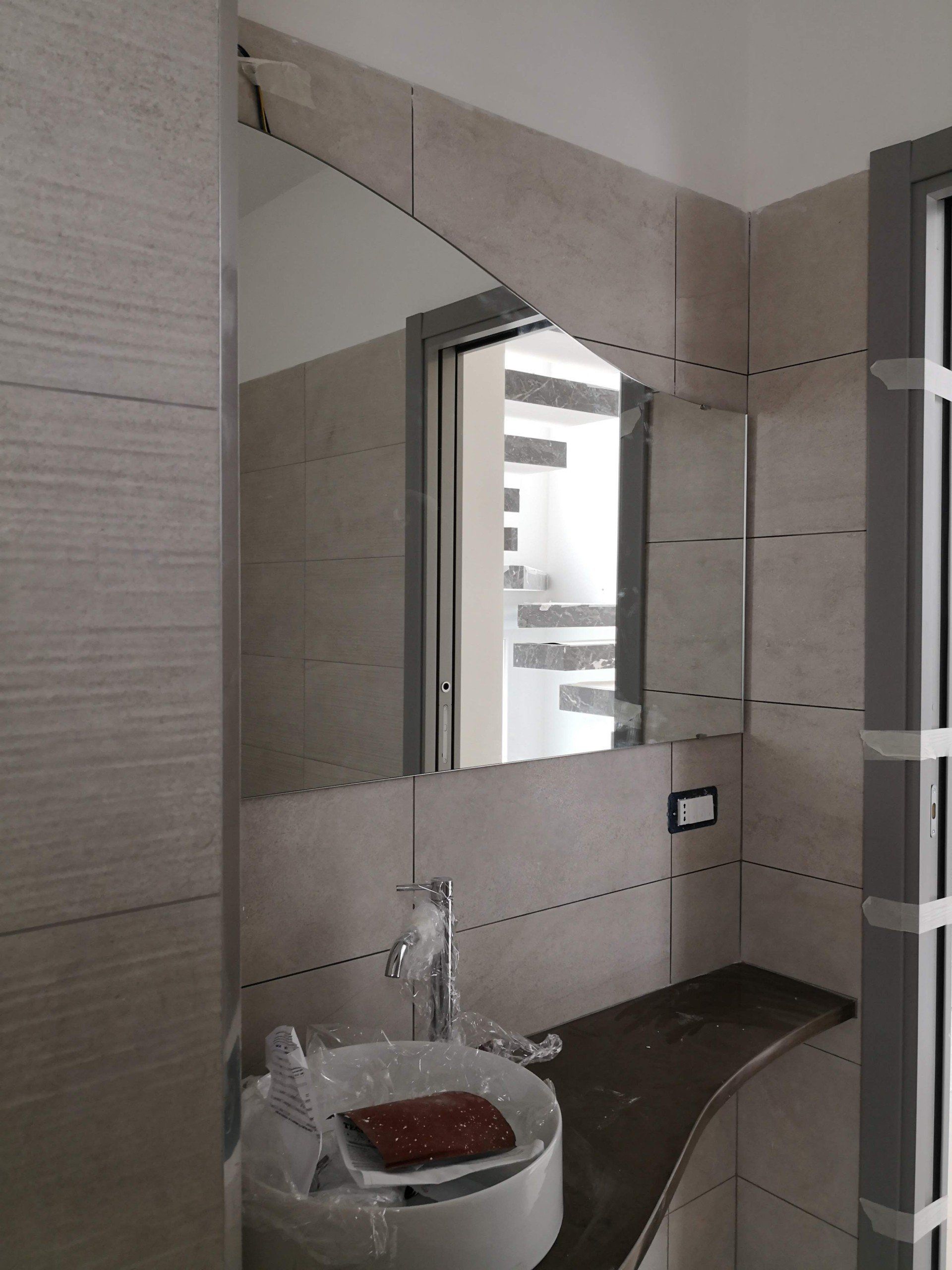 piccolo specchio irregolare per bagno