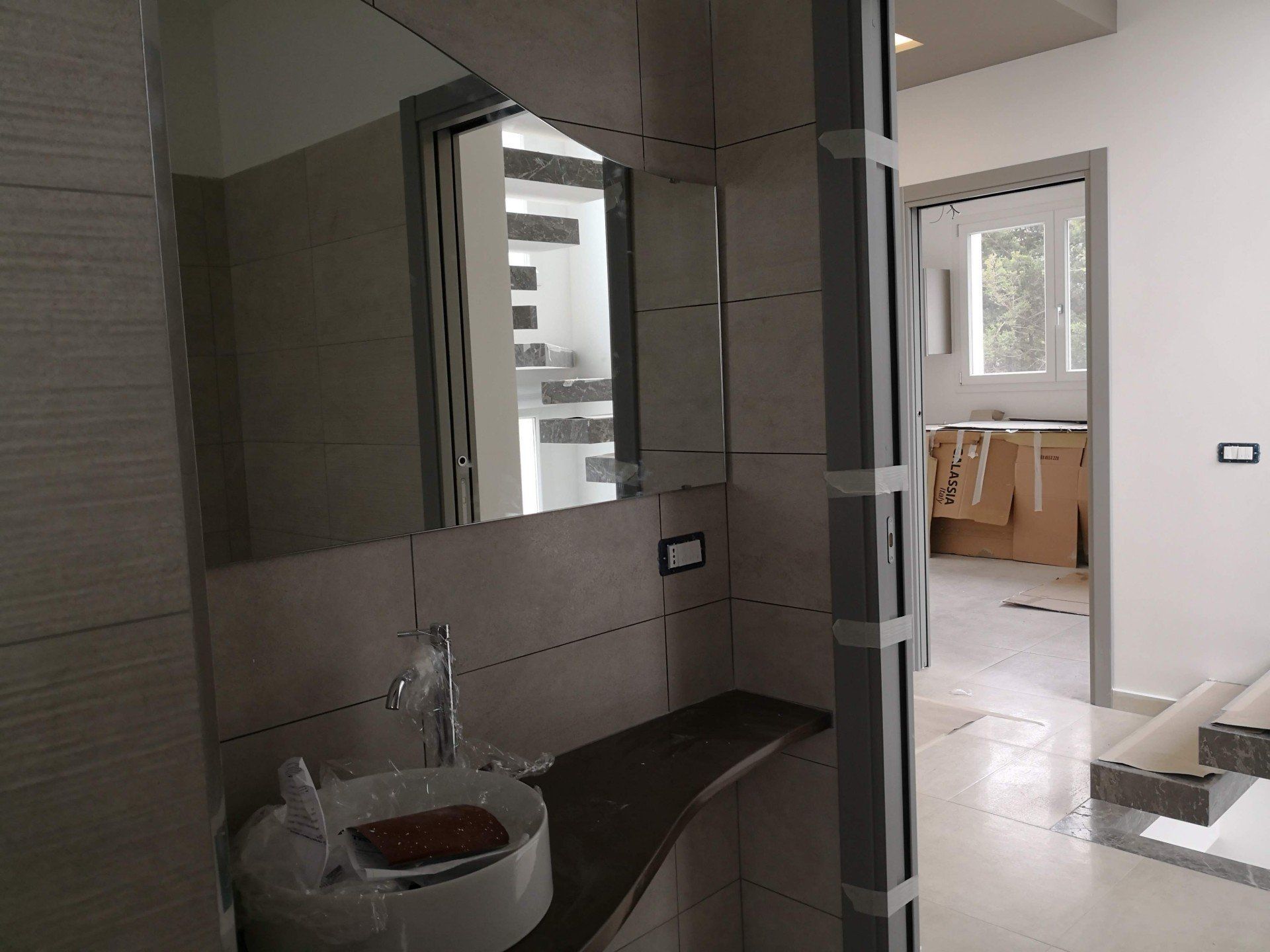 bagno con uno specchio irregolare