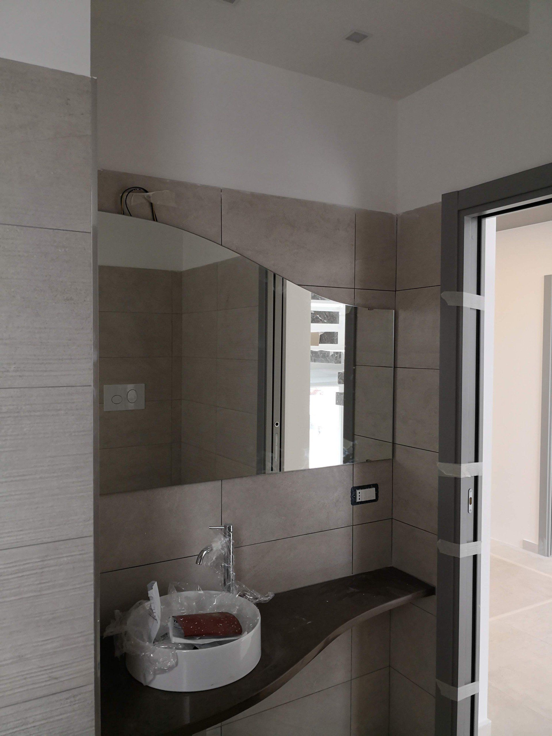 specchio irregolare per il bagno