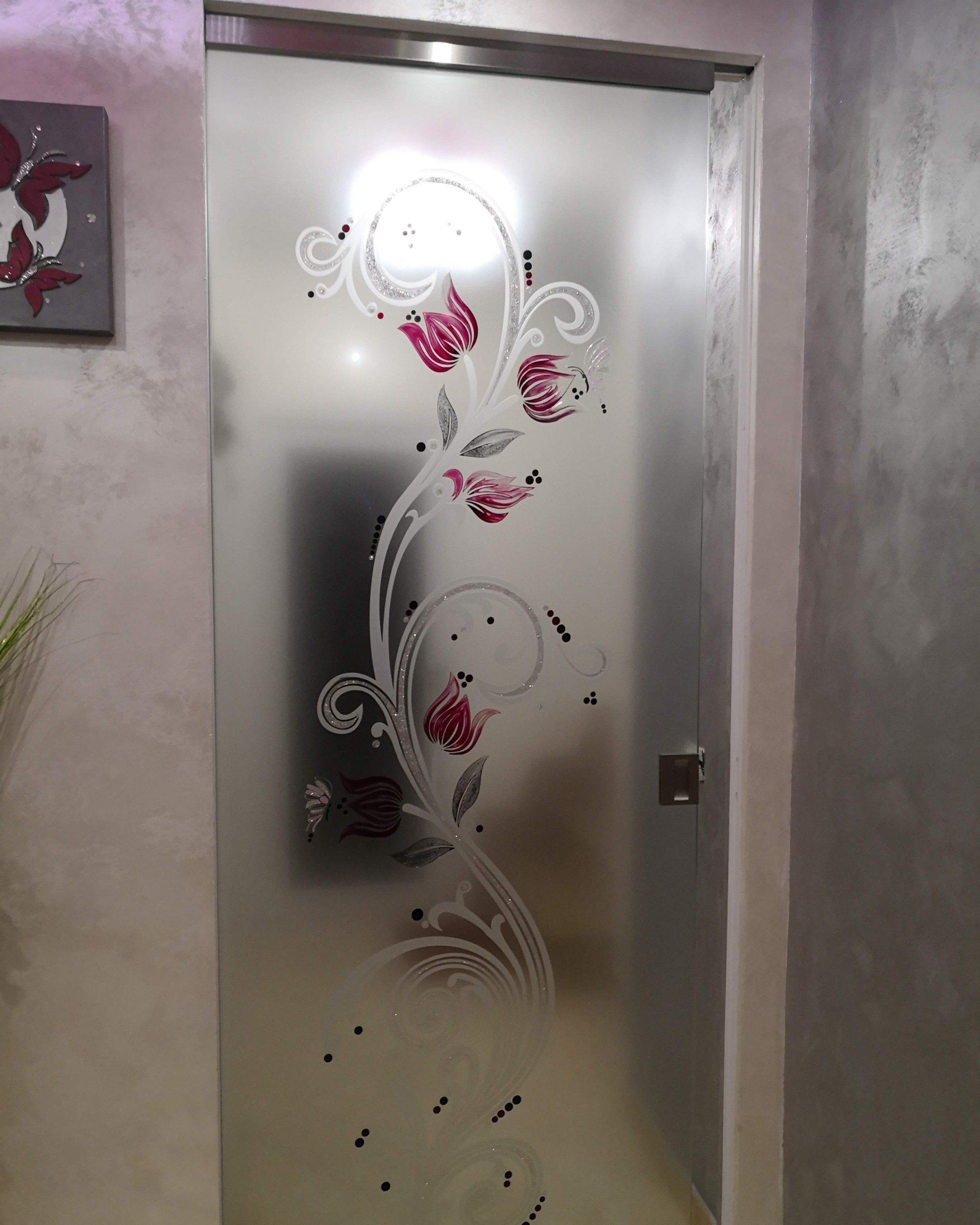 porta in vetro con decorazioni rosse e bianche