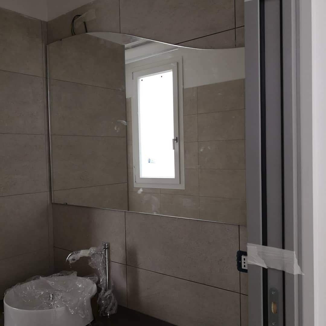 specchio irregolare appena installato