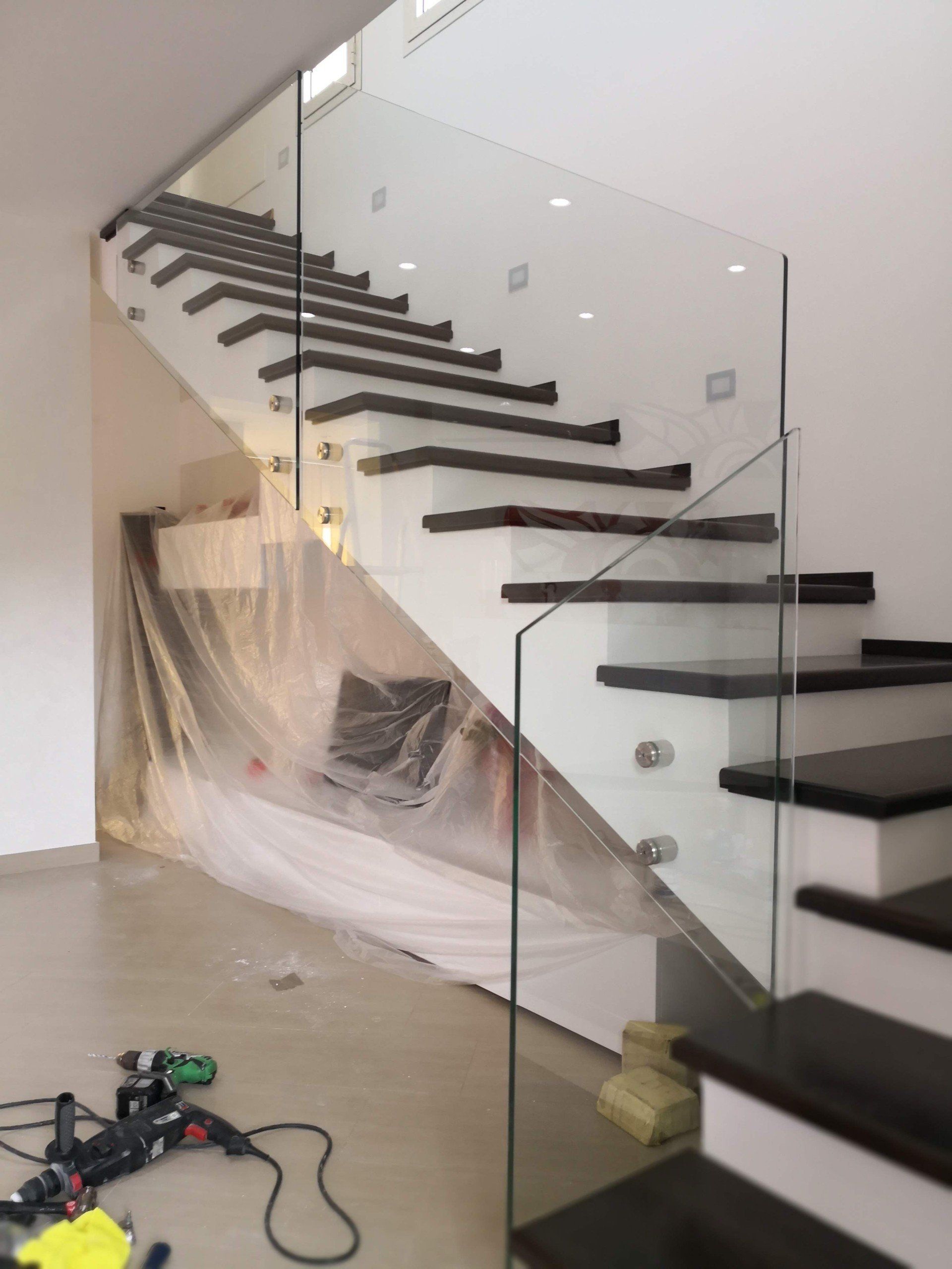 scale in marmo con balaustra in vetro