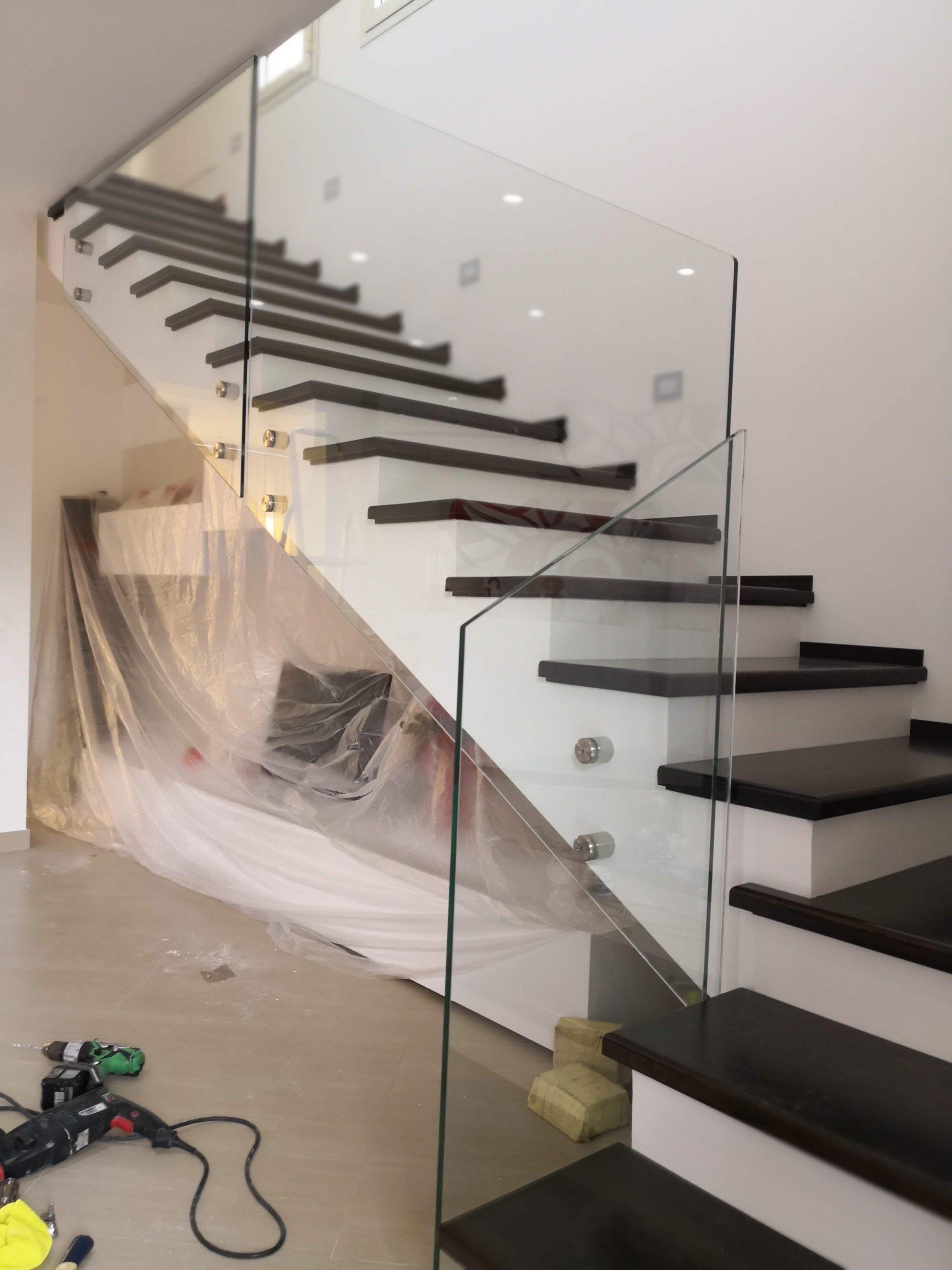 scale interne con balaustra in vetro