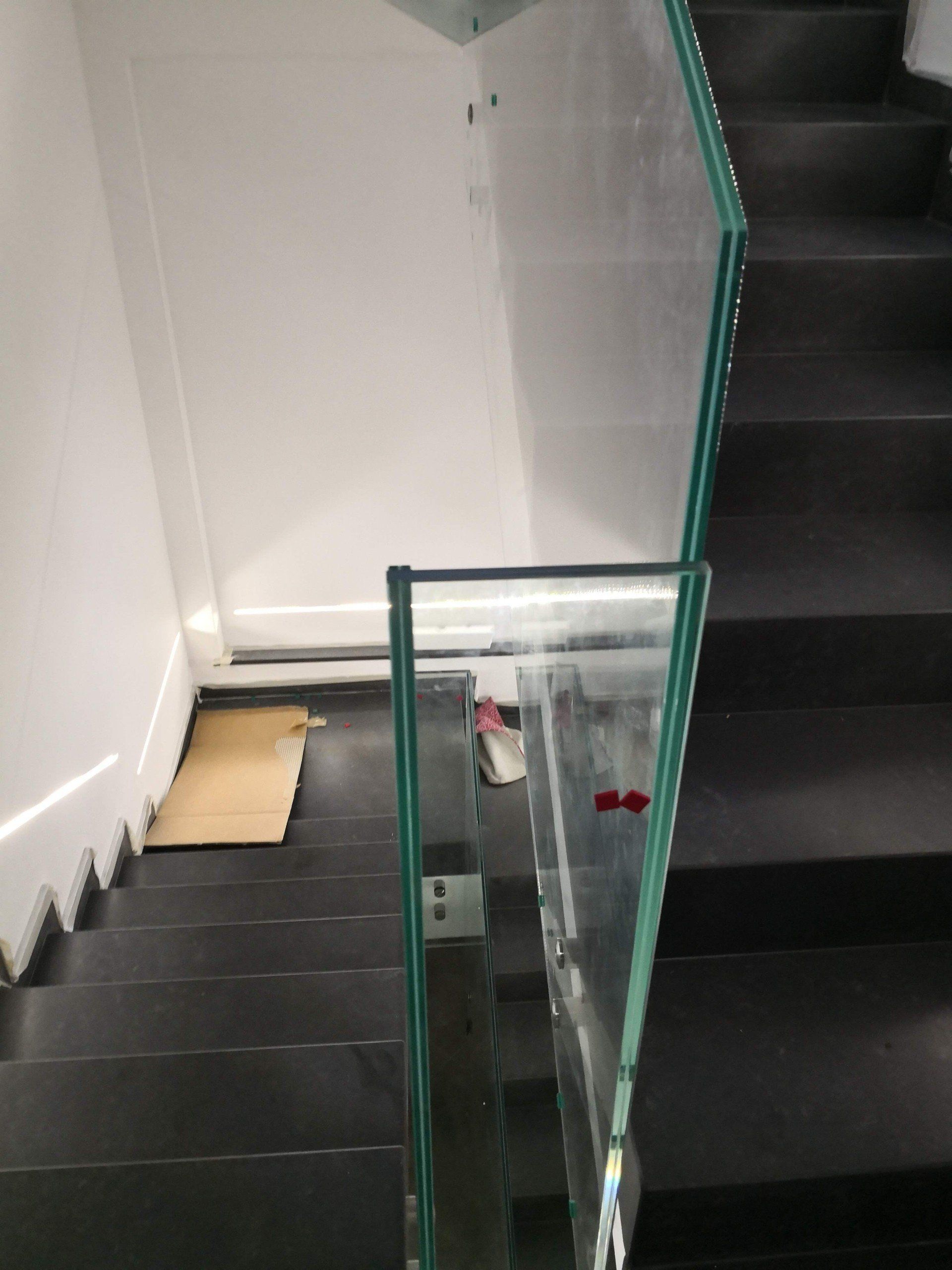 posa di una ringhiera in vetro per scale interne