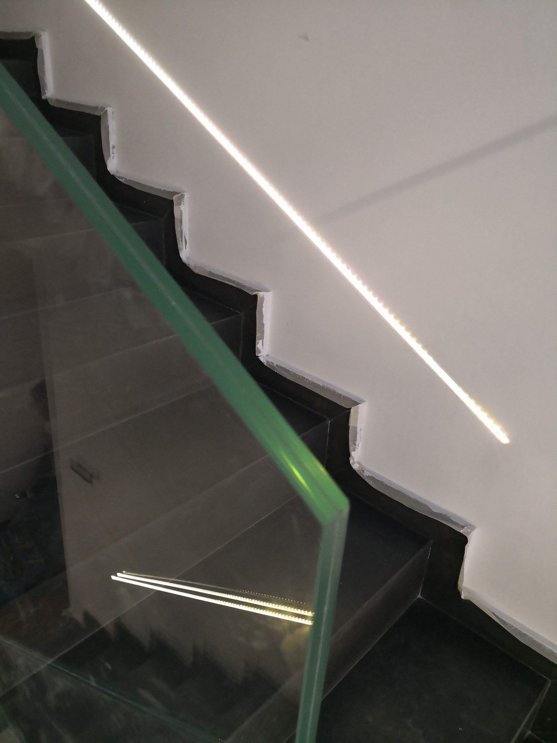 scale per interni con ringhiera in vetro