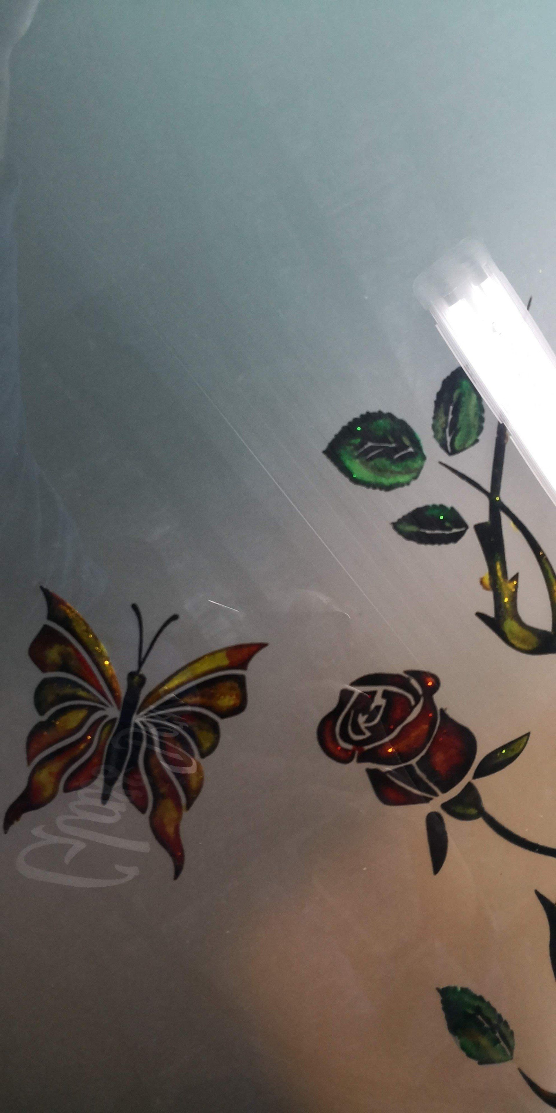 dettaglio di decorazione artistica per porta in vetro