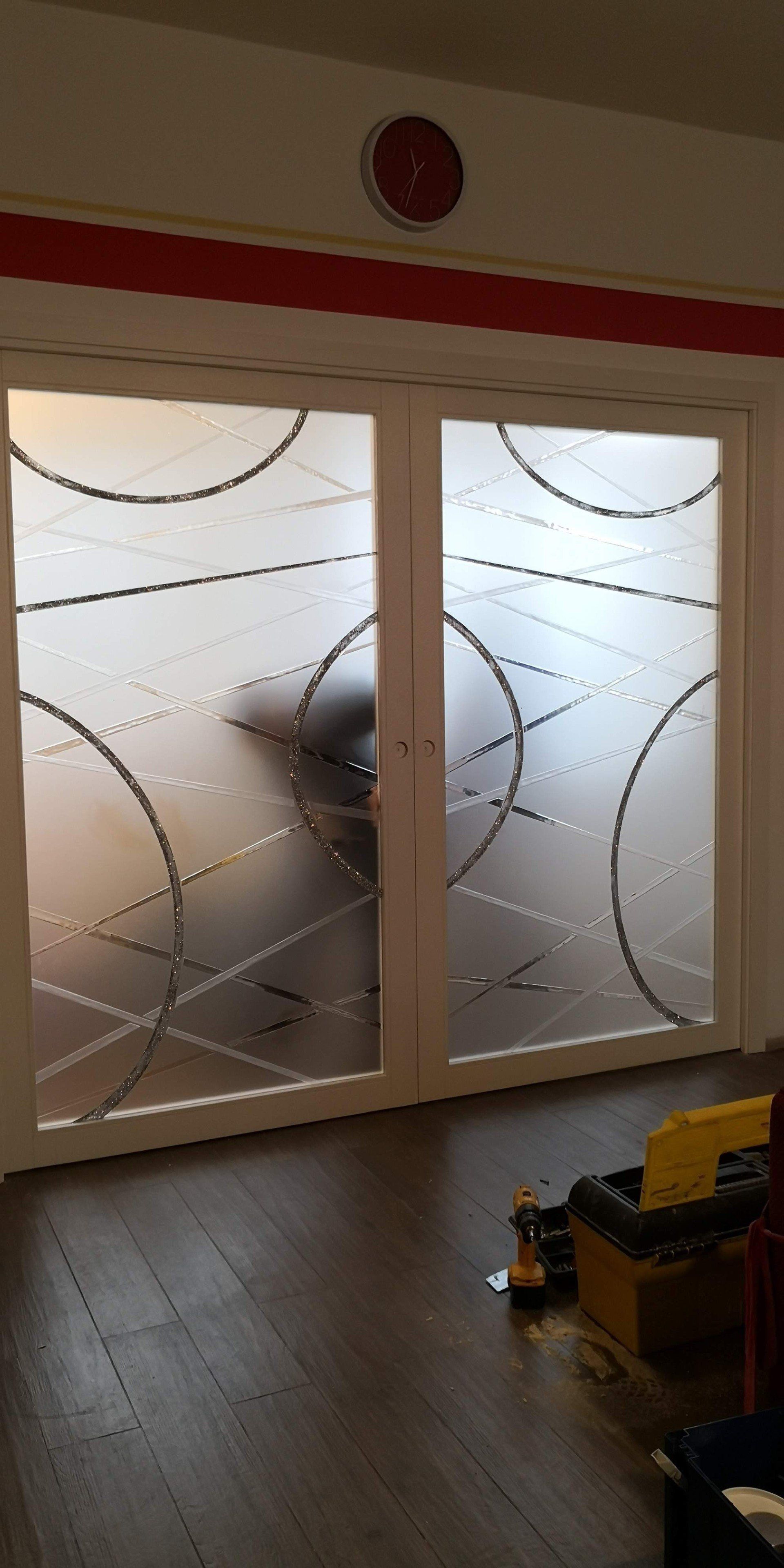 doppia porta in vetro decorato